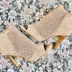 AUDREY BROOKE • SUEDE HEELS • SIZE 9